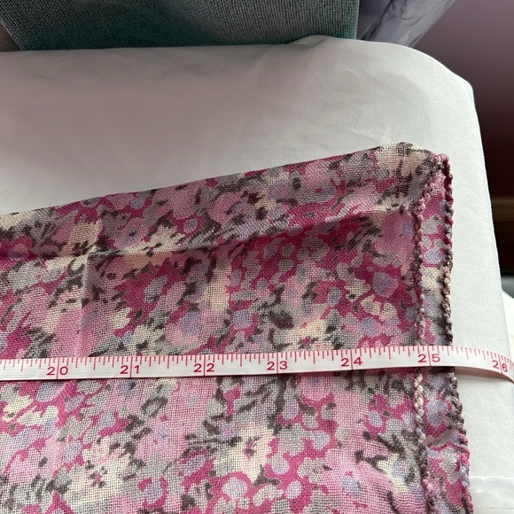 L.L. Bean Women’s Lightweight Lilac/Pink Floral Scarf NWT - Picture 4 of 7